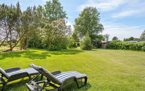 Veljan - 400M from the Sea: Tetto, Casa, Lotto, Casa, Villetta, Estate, Edifici Giardino, Shade, Log Cabin, Landscaping