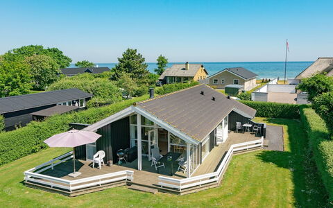 Maybritt - 100M from the Sea: Blu, Arbusto, Villetta, Groundcover, Giardino, Estate, Shade, Landscaping, Agriturismo, Eco Hotel
