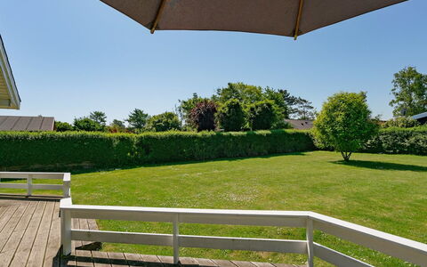Maybritt - 100M from the Sea: Blu, Arbusto, Villetta, Groundcover, Giardino, Estate, Shade, Landscaping, Agriturismo, Eco Hotel