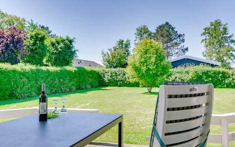 Maybritt - 100M from the Sea: Blu, Arbusto, Villetta, Groundcover, Giardino, Estate, Shade, Landscaping, Agriturismo, Eco Hotel
