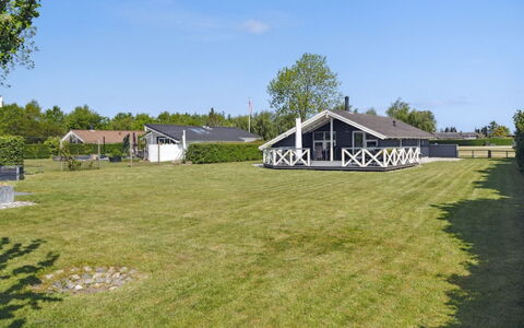 Nilsa - 400M from the Sea: Blu, Arbusto, Villetta, Groundcover, Giardino, Estate, Shade, Landscaping, Agriturismo, Eco Hotel