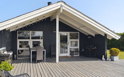 Nilsa - 400M from the Sea