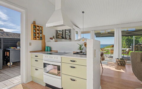 Daike - 25M from the Sea: Cucina, Controsoffitto, Pavimentazione, Mobilia, Interior Design, Cabinetry, Elettrodomestico Da Cucina, Pavimento, Legna, Apparecchio Major