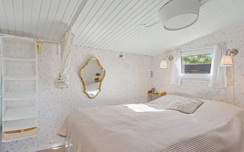 Daike - 25M from the Sea: Interior Design, Camera Da Letto, Soffitto, Illuminazione, Lampada, Pavimentazione, Pavimento, Letto, Camera, Casa
