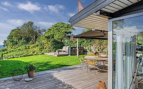 Daike - 25M from the Sea: Arbusto, Casa, Tetto, Casa, Giardino, Lotto, Portico, Groundcover, Shade