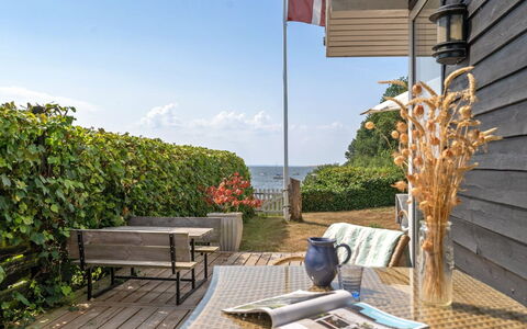 Daike - 25M from the Sea: Zona Residenziale, Arbusto, Casa, Casa, Giardino, Estate, Shade, Landscaping, Prato