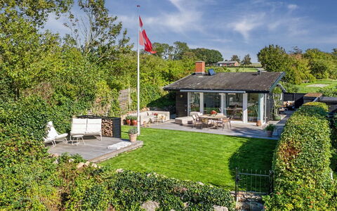 Daike - 25M from the Sea: Casa, Arbusto, Casa, Tetto, Giardino, Villetta, Zona Residenziale, Lotto, Groundcover