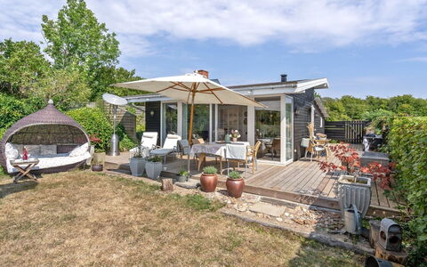 Daike - 25M from the Sea: Tetto, Casa, Raccordo, Villetta, Cortile, Latifoglie, Design, Edifici Giardino, Color Legno, Agriturismo