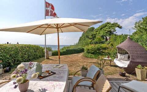 Daike - 25M from the Sea: Tetto, Casa, Raccordo, Villetta, Cortile, Latifoglie, Design, Edifici Giardino, Color Legno, Agriturismo