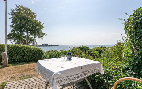 Daike - 25M from the Sea: Tetto, Casa, Raccordo, Villetta, Cortile, Latifoglie, Design, Edifici Giardino, Color Legno, Agriturismo