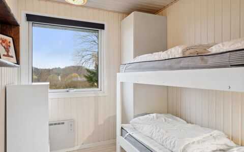 Arho - 75M from the Sea: Legna, Camera Da Letto, Letto, Bedding, Lenzuolo, Casa, Telaio Del Letto, Color Legno, Latifoglie, Plank