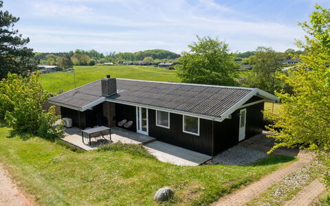 Arho - 75M from the Sea: Tetto, Casa, Lotto, Casa, Villetta, Estate, Edifici Giardino, Shade, Log Cabin, Landscaping