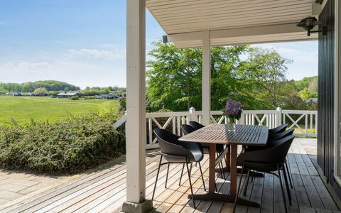 Arho - 75M from the Sea: Tetto, Casa, Lotto, Casa, Villetta, Estate, Edifici Giardino, Shade, Log Cabin, Landscaping