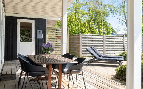 Arho - 75M from the Sea: Tetto, Casa, Lotto, Casa, Villetta, Estate, Edifici Giardino, Shade, Log Cabin, Landscaping