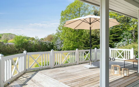 Arho - 75M from the Sea: Tetto, Casa, Lotto, Casa, Villetta, Estate, Edifici Giardino, Shade, Log Cabin, Landscaping