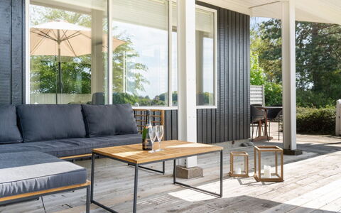 Arho - 75M from the Sea: Tetto, Casa, Lotto, Casa, Villetta, Estate, Edifici Giardino, Shade, Log Cabin, Landscaping