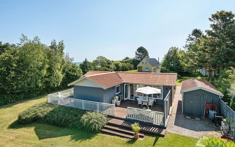 Lillan - 250M from the Sea: Zona Residenziale, Tetto, Sobborgo, Driveway, Estate, Camino