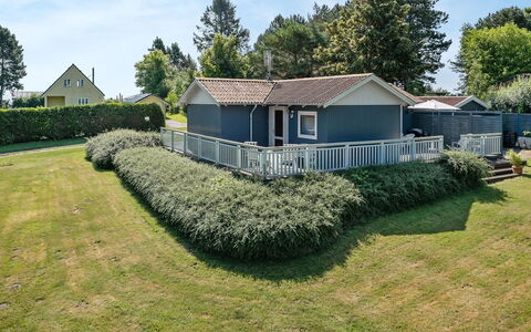 Lillan - 250M from the Sea: Zona Residenziale, Tetto, Sobborgo, Driveway, Estate, Camino