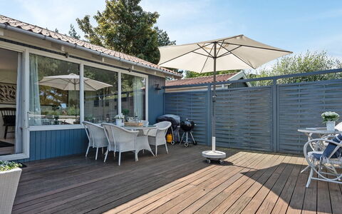 Lillan - 250M from the Sea: Zona Residenziale, Tetto, Sobborgo, Driveway, Estate, Camino
