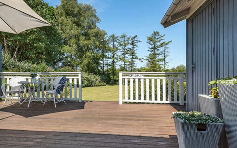 Lillan - 250M from the Sea: Zona Residenziale, Tetto, Sobborgo, Driveway, Estate, Camino