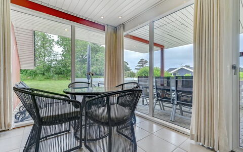 Emly - 1.1Km from the Sea: Portico, Pavimento, Soffitto, Porta, Shade, Sedia, Latifoglie, Deck, Color Legno, Pavimento In Legno