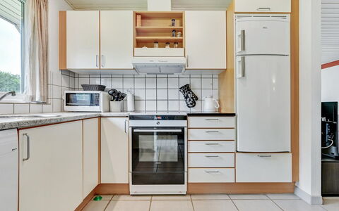 Emly - 1.1Km from the Sea: Elettrodomestico Da Cucina, Cucina, Apparecchio Major, Controsoffitto, Pavimentazione, Interior Design, Legna, Cabinetry, Elettrodomestico, Pavimento