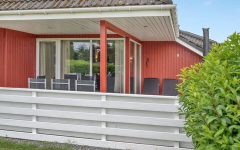 Emly - 1.1Km from the Sea: Shade, Mobili Da Esterno, Portico, Color Legno, Latifoglie, Struttura Esterna, Sedia, Design, Deck, Cortile