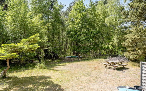 Osa - 150M from the Sea: Arbusto, Comunita 'Impianto, Primavera, Woodland, Shade, Giardino, Parco, Mobili Da Esterno, Tavolo Esterno, Tavolo Da Picnic