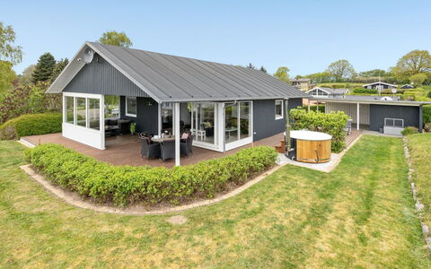 Ankarl - 700M from the Sea: Tetto, Casa, Casa, Villetta, Porta, Raccordo, Deck, Portico, Plank, Latifoglie