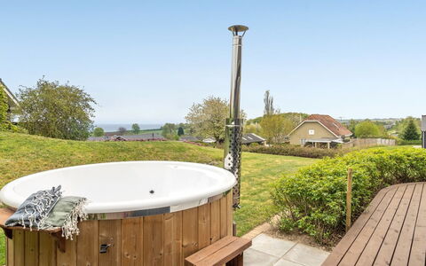 Ankarl - 700M from the Sea: Tetto, Casa, Casa, Villetta, Porta, Raccordo, Deck, Portico, Plank, Latifoglie