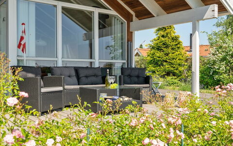 Kaike - 100M from the Sea: Blu, Arbusto, Villetta, Groundcover, Giardino, Estate, Shade, Landscaping, Agriturismo, Eco Hotel