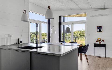 Klarin - 350M from the Sea: Cucina, Controsoffitto, Elettrodomestico Da Cucina, Interior Design, Mobilia, Pavimentazione, Elettrodomestico, Cabinetry, Soffitto, Pavimento