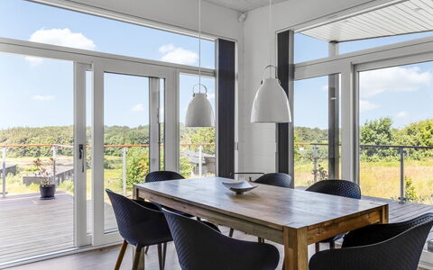 Klarin - 350M from the Sea: Mobilia, Pavimentazione, Interior Design, Sedia, Pavimento, Legna, Cucina & Sala Da Pranzo Tavolo, Pavimento In Legno, Sala Da Pranzo, Tavolo