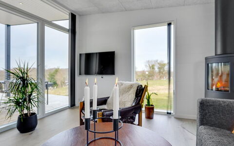 Klarin - 350M from the Sea: Pavimento, Pavimentazione, Soffitto, Pavimento In Legno, Sedia, Soggiorno, Latifoglie, Materiali Naturali, Elettrodomestico, Color Legno