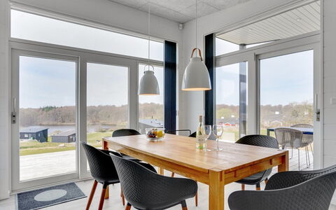 Klarin - 350M from the Sea: Mobilia, Interior Design, Sedia, Pavimentazione, Legna, Cucina & Sala Da Pranzo Tavolo, Lampada, Pavimento, Soffitto, Sala Da Pranzo