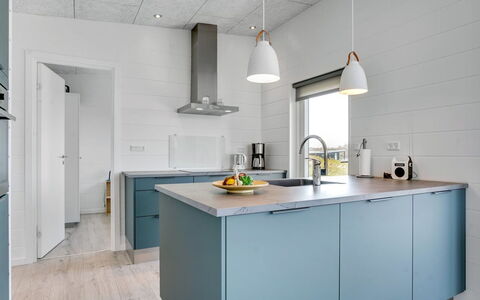 Klarin - 350M from the Sea: Cucina, Controsoffitto, Pavimentazione, Elettrodomestico Da Cucina, Cabinetry, Interior Design, Mobilia, Legna, Pavimento, Apparecchio Major