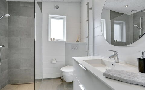 Klarin - 350M from the Sea: Bagno, Idraulico Fixture, Pavimentazione, Pavimento, Interior Design, Lavandino Del Bagno, Gabinetto, Lavello, Mobiletto Del Bagno, Idraulico