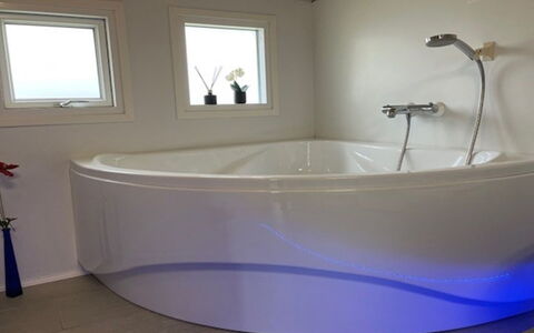 Hwiting - 200M from the Sea: Vasca Da Bagno, Idraulico Fixture, Pavimentazione, Materiale Composito, Idraulico, Bagno, Rubinetto, Design