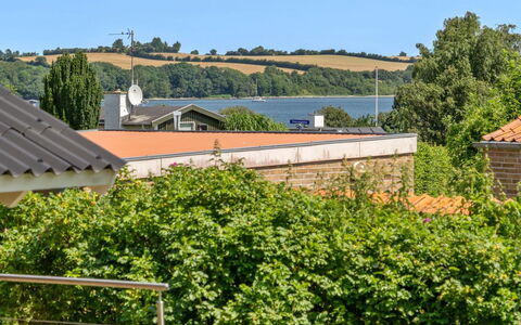 Hwiting - 200M from the Sea: Tetto, Casa, Casa, Villetta, Porta, Raccordo, Deck, Portico, Plank, Latifoglie