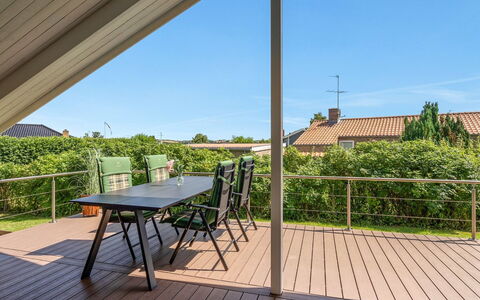 Hwiting - 200M from the Sea: Tetto, Casa, Casa, Villetta, Porta, Raccordo, Deck, Portico, Plank, Latifoglie