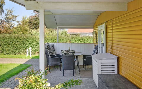 Nane - 80M from the Sea: Zona Residenziale, Tetto, Sobborgo, Driveway, Estate, Camino