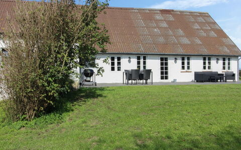 Dolfine - 15Km from the Sea: Tetto, Casa, Lotto, Casa, Villetta, Estate, Edifici Giardino, Shade, Log Cabin, Landscaping