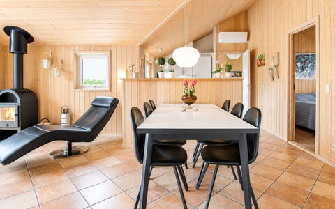 Ulrikke - 12Km from the Sea: Interior Design, Mobilia, Pavimentazione, Legna, Soffitto, Lampada, Pavimento, Camera, Illuminazione, Soggiorno
