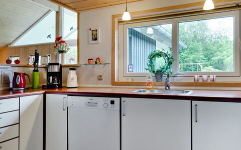 Ulrikke - 12Km from the Sea: Cucina, Controsoffitto, Legna, Interior Design, Elettrodomestico Da Cucina, Pavimentazione, Soffitto, Mobilia, Cabinetry, Illuminazione