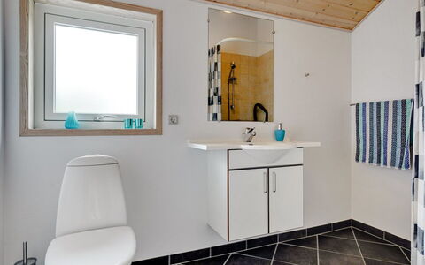 Ulrikke - 12Km from the Sea: Idraulico Fixture, Pavimentazione, Lavello, Lavandino Del Bagno, Interior Design, Bagno, Pavimento, Legna, Rubinetto, Idraulico