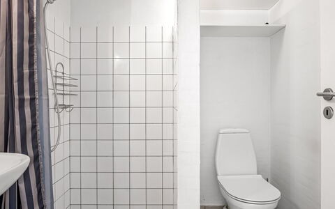 Soufiane - 100M from the Sea: Parete, Pavimentazione, Idraulico Fixture, Pavimento, Bagno, Toilet Seat, Gabinetto, Interior Design, Idraulico, Piastrella