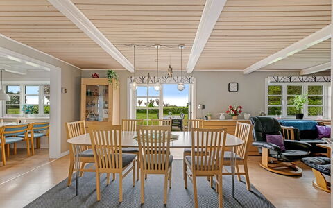 Merrit - 4.6Km to the Fjord: Mobilia, Interior Design, Pavimentazione, Legna, Soffitto, Pavimento, Pavimento In Legno, Tavolo, Sala Da Pranzo, Sedia