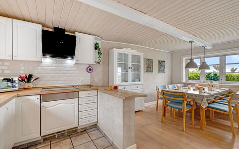 Merrit - 4.6Km to the Fjord: Pavimentazione, Interior Design, Legna, Controsoffitto, Cucina, Pavimento, Soffitto, Mobilia, Cabinetry, Pavimento In Legno