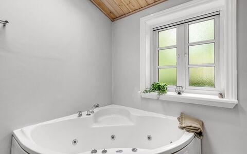 Merrit - 4.6Km to the Fjord: Vasca Da Bagno, Idraulico Fixture, Bagno, Interior Design, Soffitto, Pavimentazione, Idraulico, Pavimento, Rubinetto, Camera