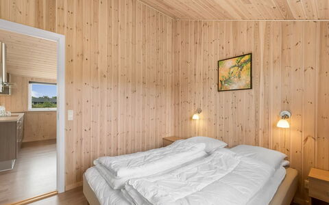 Clement - 500M to the Fjord: Legna, Soffitto, Pavimento, Interior Design, Pavimentazione, Camera Da Letto, Color Legno, Latifoglie, Letto, Camera